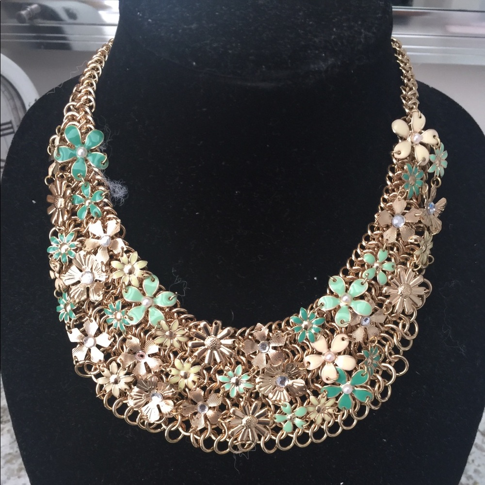 Goldtone Necklace w Green n White Enamel Flowers